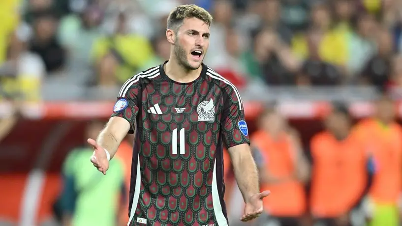 Santiago Giménez acepta su deuda con el Tri: “Le debo a México, más que ellos a mí”