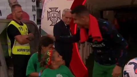 ¡Ejemplo! Cristiano se detiene para saludar a niños con discapacidad en el Portugal vs Escocia