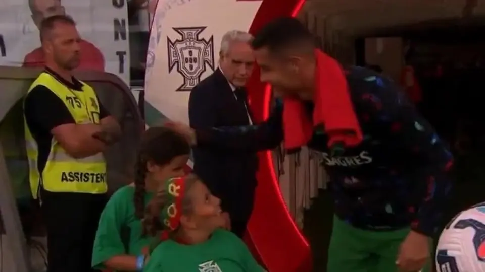 ¡Ejemplo! Cristiano se detiene para saludar a niños con discapacidad en el Portugal vs Escocia