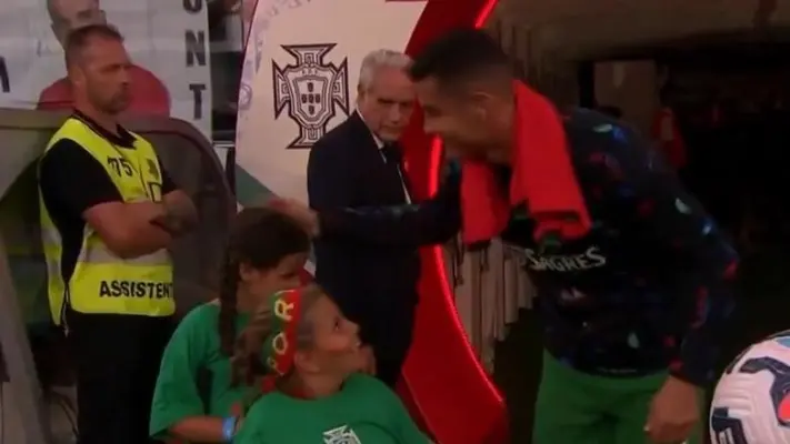 ¡Ejemplo! Cristiano se detiene para saludar a niños con discapacidad en el Portugal vs Escocia