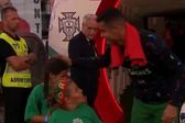 ¡Ejemplo! Cristiano se detiene para saludar a niños con discapacidad en el Portugal vs Escocia