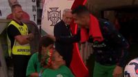¡Ejemplo! Cristiano se detiene para saludar a niños con discapacidad en el Portugal vs Escocia