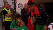 ¡Ejemplo! Cristiano se detiene para saludar a niños con discapacidad en el Portugal vs Escocia