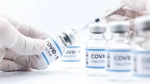 Cofepris alerta venta ilegal de vacunas contra el Covid-19 en sitios web