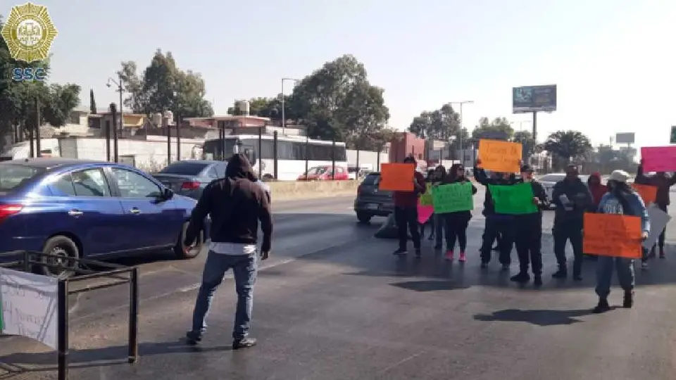 Tráfico CDMX: Manifestantes cierran carriles centrales de Circuito Interior