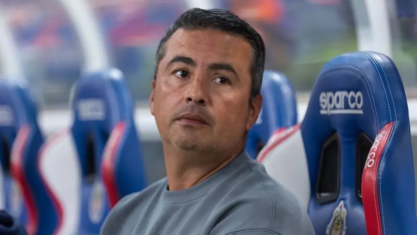 A pesar de ser despedido de Chivas, Arturo Ortega recibe medalla por campeonato del Tapatío