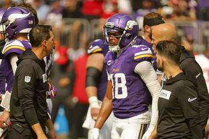 Vikings sorprenden al vencer a los 49ers pero pierden a Justin Jefferson por lesión