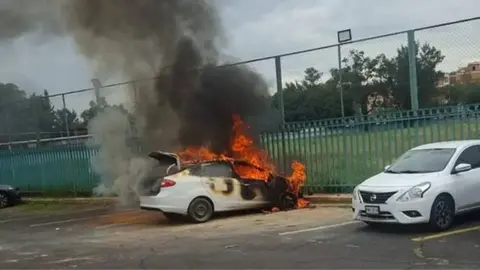 Auto se incendia en plantel de bachilleres 6: ¿Qué pasó?