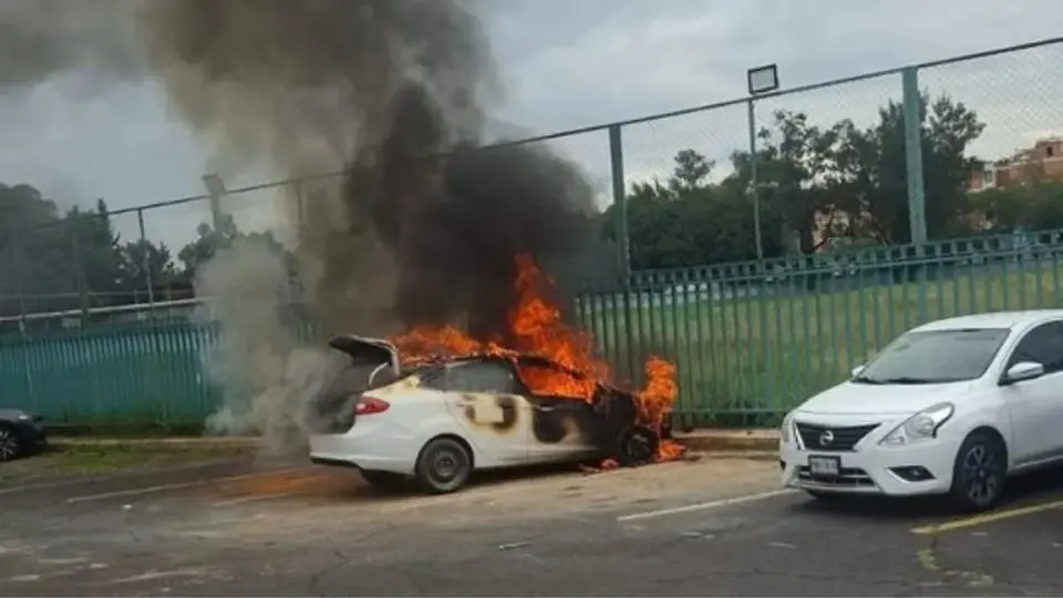 Auto se incendia en plantel de bachilleres 6: ¿Qué pasó?