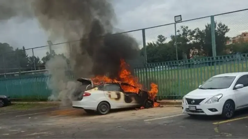Auto se incendia en plantel de bachilleres 6: ¿Qué pasó?
