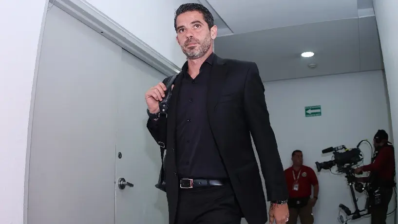 Afición de Chivas abucheó a Fernando Gago a la llegada del equipo al Estadio