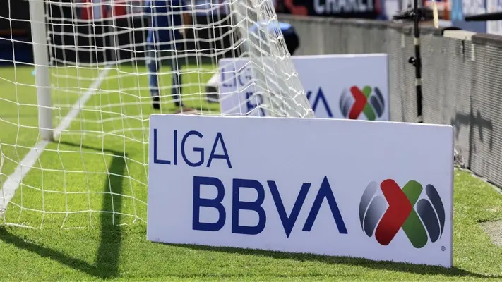 ¡Qué llevado! Carlos Salcedo causa revuelo por ponchar llanta a Diego Campillo