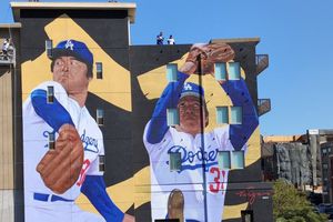¡Inmortalizado! Pintan espectacular mural en memoria de Fernando Valenzuela en Los Angeles