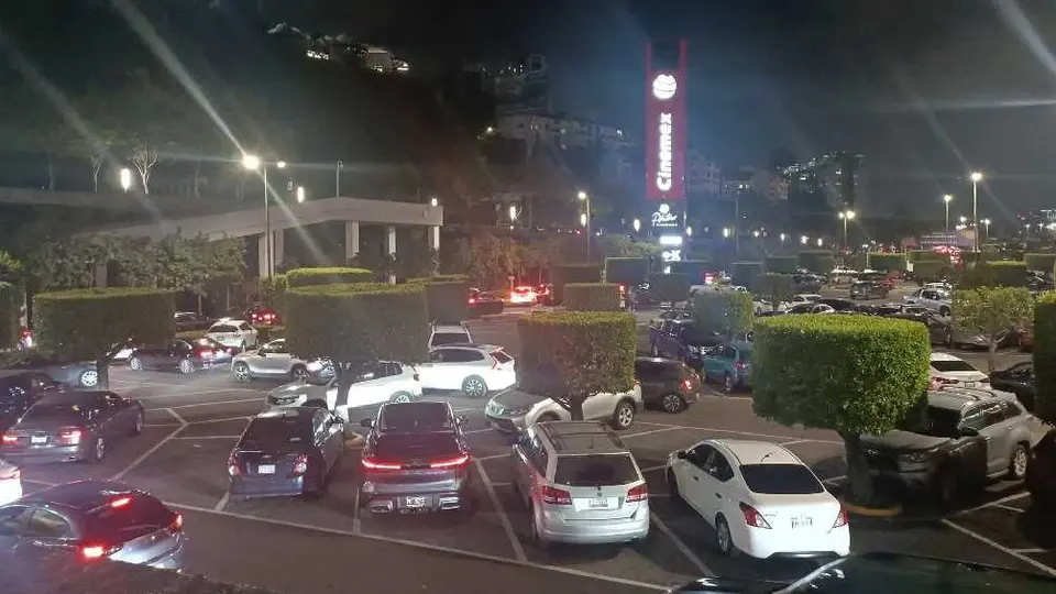 ¿Por qué clientes quedaron “secuestrados” en el Centro Comercial Santa Fe? Esto se sabe