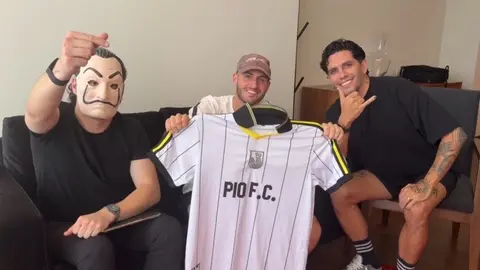 ¿Llega a la Kings League? Santiago Giménez es captado presumiendo playera de Pío FC