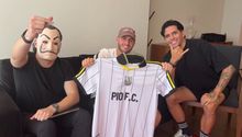 ¿Llega a la Kings League? Santiago Giménez es captado presumiendo playera de Pío FC
