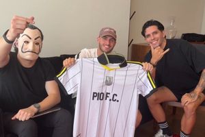 ¿Llega a la Kings League? Santiago Giménez es captado presumiendo playera de Pío FC