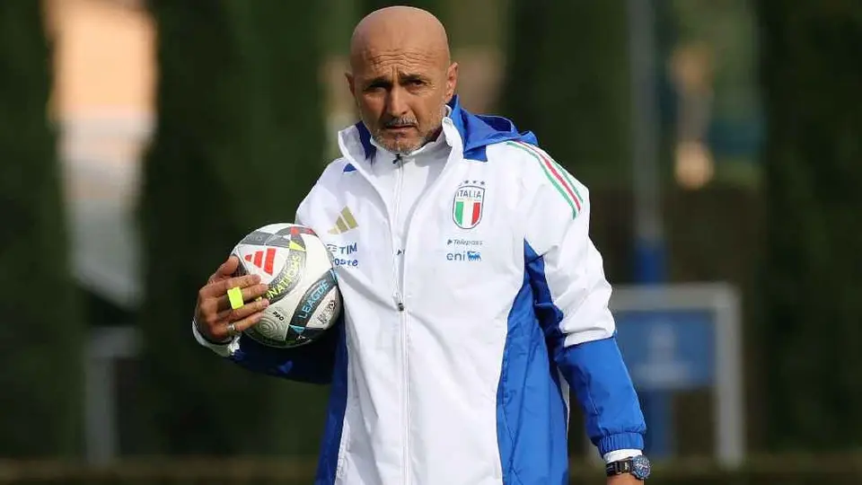 Luciano Spalletti presume increíble colección de jerseys, incluyendo la de Chicharito