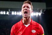 PSV, sin Chucky Lozano y un jugador menos, remonta para mantener el invicto