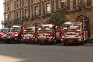 Gobierno de CDMX entrega 11 unidades nuevas al Heroico Cuerpo de Bomberos