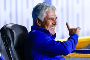 Ricardo Ferretti se ríe tras penalti fallado de André-Pierre Gignac