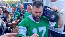 Camarógrafo de Jason Kelce sufre caída previo al encuentro entre Eagles y Browns