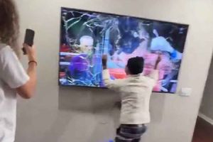 ¡Enloqueció! Fan destruye su televisión tras la derrota de Mike Tyson ante Jake Paul