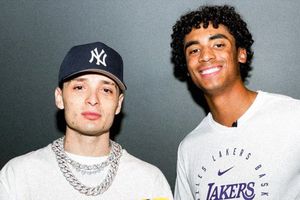 ¡Un fan más! Los Lakers reciben a Peso Pluma