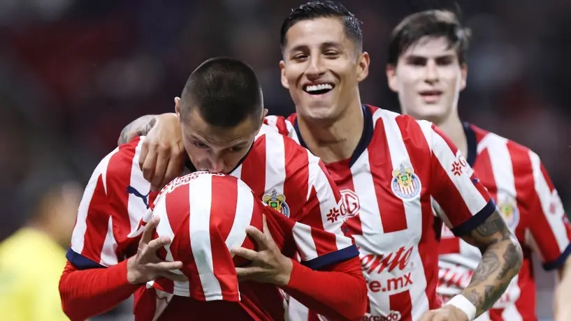 Chivas se impone a León 2 a 0 en casa y mantiene el invicto ante su gente