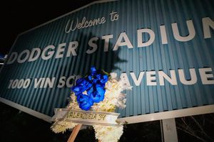 Dodgers y afición rinden homenaje a Fernando 'Toro' Valenzuela en Dodger Stadium