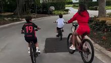 El hijo de Messi sale en bicicleta a las calles con playera de Lamine Yamal