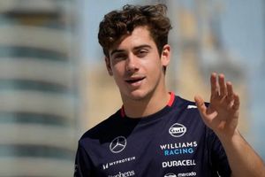 "No tengo auto, no manejo": Colapinto 'rechaza' con broma a fan y se vuelve viral