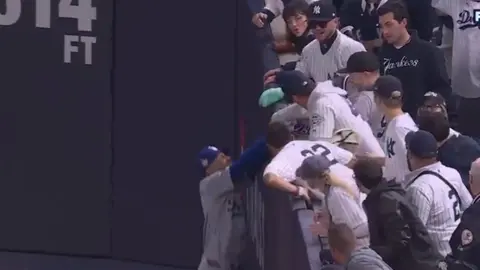 Aficionado de Yankees le arrebató una pelota a Mookie Betts en Juego de la Serie Mundial