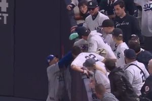 Aficionado de Yankees le arrebató una pelota a Mookie Betts en Juego de la Serie Mundial