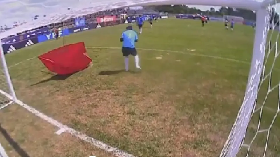 ¡Inédito! Sombrilla cae en medio de partido y lastima al portero en el futbol argentino