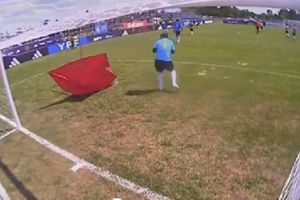 ¡Inédito! Sombrilla cae en medio de partido y lastima al portero en el futbol argentino