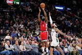 Harden anota 40 puntos y Clippers vencen a Bucks por 127-117 para cortarles buena racha