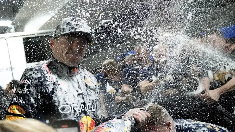 Canelo Álvarez celebra campeonato de F1 con Max Verstappen en el GP de Las Vegas