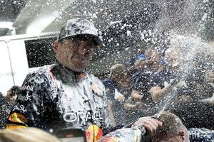 Canelo Álvarez celebra campeonato de F1 con Max Verstappen en el GP de Las Vegas