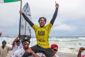 Sebastián Williams se cuelga medalla de oro en los Juegos Panamericanos de Surf