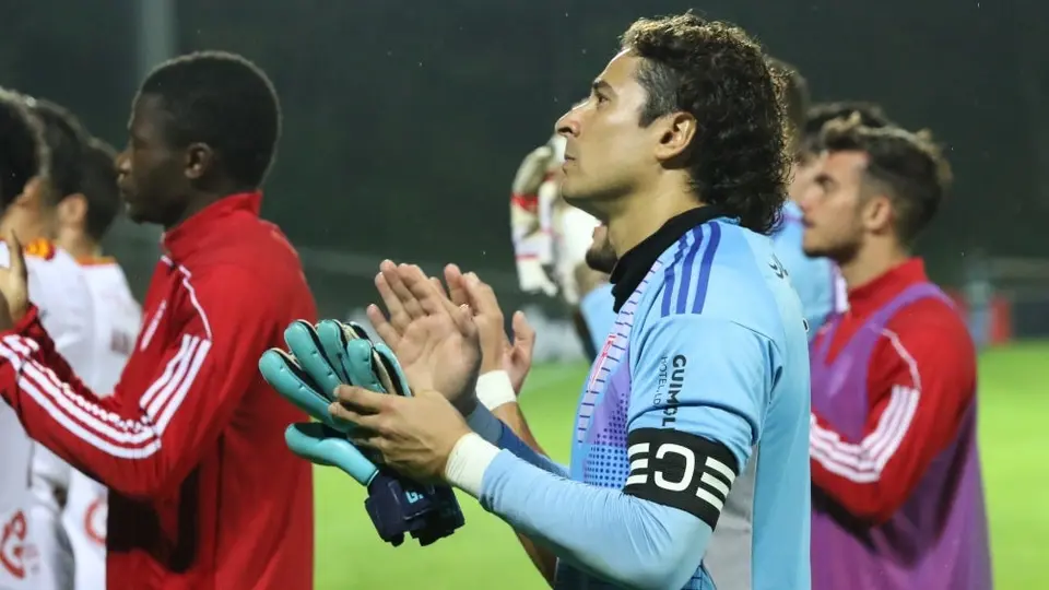 Aficionados del AVS de Portugal se rinden ante Guillermo Ochoa tras partido