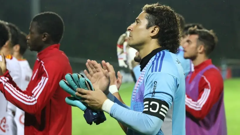 Aficionados del AVS de Portugal se rinden ante Guillermo Ochoa tras partido