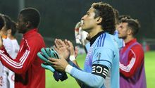 Aficionados del AVS de Portugal se rinden ante Guillermo Ochoa tras partido