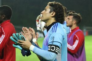 Aficionados del AVS de Portugal se rinden ante Guillermo Ochoa tras partido
