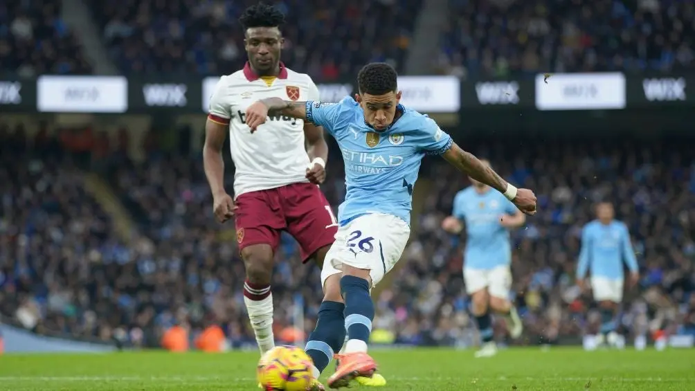 Savinho durante un partido con Manchester City | AP
