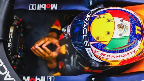 Checo Pérez corrió el Gran Premio de Singapur sin poder tomar agua