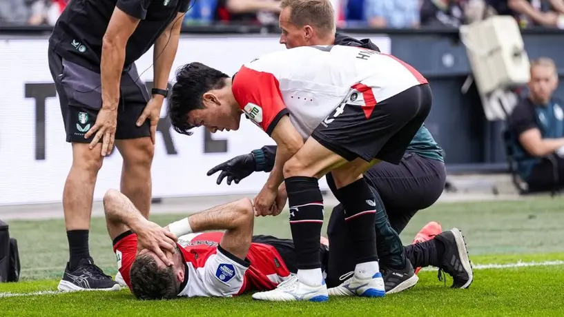 Santi Giménez sale del Feyenoord vs NAC en camilla tras lesionarse