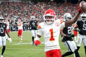 Chiefs mantiene el invicto al vencer 27-20 a Las Vegas Raiders
