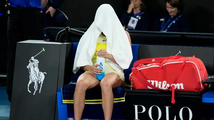 Sabalenka lanza su raqueta tras perder ante Madison Keys la final del Abierto de Australia