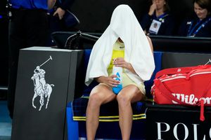 Sabalenka lanza su raqueta tras perder ante Madison Keys la final del Abierto de Australia